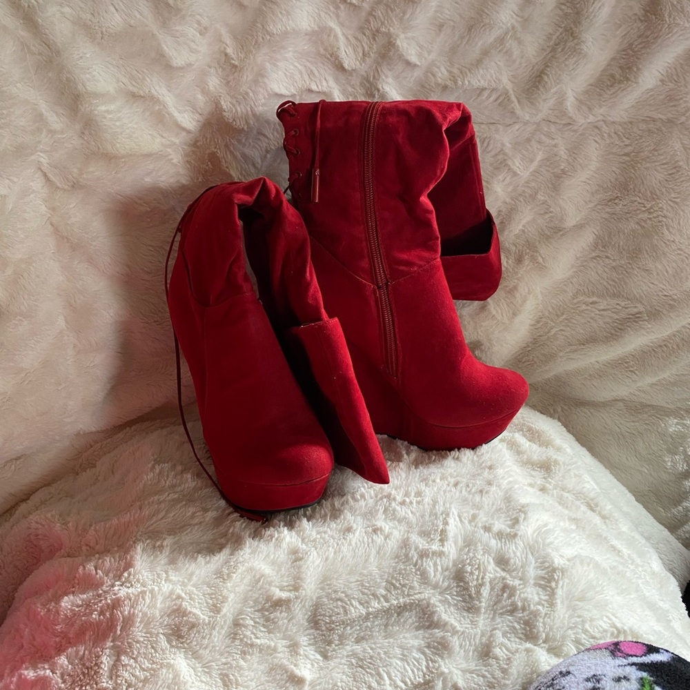 Vibrant Red Wedge Shoes with Luxurious Velvet Finish